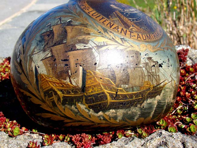 A rare early 18th century Dutch painted blown glass wine bottle with portrait of Lt. Admiral Pieter Pieterszoon Hein (1577-1629), Admiral of the Dutch fleet. — image 5